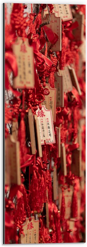 Dibond - Rode Sleutelhangers met Chinese Tekens aan een Muur - 20x60 cm Foto op Aluminium (Wanddecoratie van metaal)