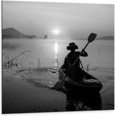 Dibond - Man met Hoed in Kano op het Meer (Zwart-wit) - 100x100 cm Foto op Aluminium (Wanddecoratie van metaal)