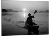 Dibond - Man met Hoed in Kano op het Meer (Zwart-wit) - 100x75 cm Foto op Aluminium (Wanddecoratie van metaal)