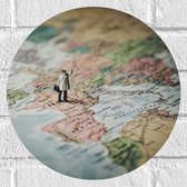 Muursticker Cirkel - Man op Wereldkaart - 30x30 cm Foto op Muursticker