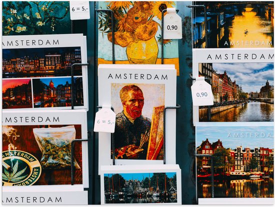 Poster (Mat) - Amsterdamse Ansichtkaarten in het Rek - 80x60 cm Foto op Posterpapier met een Matte look
