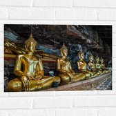 Muursticker - Rijen Gouden Boeddha's in Wat Tham Khuha Sawan Tempel in Thailand - 60x40 cm Foto op Muursticker