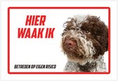 Waakbord/ bord | "Hier waak ik" | 30 x 20 cm | Spaanse Waterhond | Labradoodle | Dikte: 1 mm | Gevaarlijke hond | Waakhond | Hond | Betreden op eigen risico | Polystyreen | Rechthoek | Witte achtergrond | 1 stuk