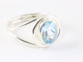 Opengewerkte zilveren ring met blauwe topaas - maat 17