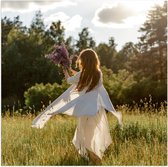 Poster (Mat) - Vrouw met Lavendelboeket in het Veld - 100x100 cm Foto op Posterpapier met een Matte look