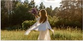 Poster (Mat) - Vrouw met Lavendelboeket in het Veld - 100x50 cm Foto op Posterpapier met een Matte look