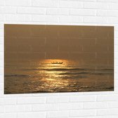 Muursticker - Oceaan - Zee - Bootje - Mensen - Zonlicht - 105x70 cm Foto op Muursticker