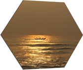 Dibond Hexagon - Oceaan - Zee - Bootje - Mensen - Zonlicht - 80x69.6 cm Foto op Hexagon (Met Ophangsysteem)