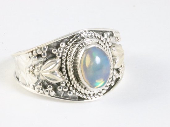 Bewerkte zilveren ring met Ethiopische opaal - maat 18