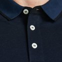 Donkerblauw poloshirt met kraag, knoopjes en contrasterende rand.