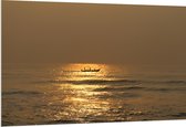 PVC Schuimplaat - Oceaan - Zee - Bootje - Mensen - Zonlicht - 150x100 cm Foto op PVC Schuimplaat (Met Ophangsysteem)