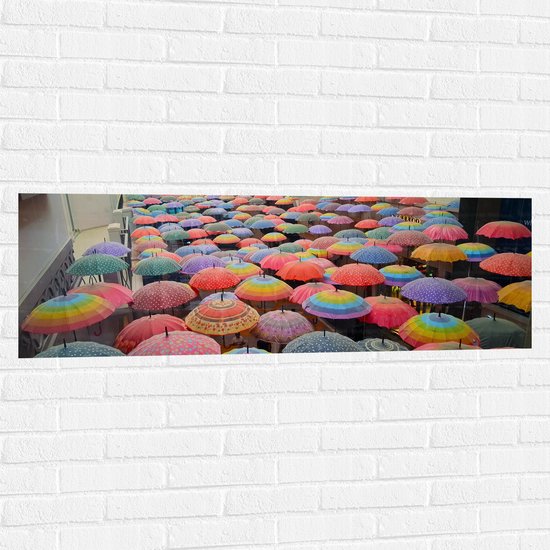 Muursticker - Paraplu - Mensen - Regenboog - Kleuren - 120x40 cm Foto op Muursticker