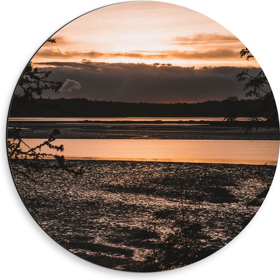 Dibond Muurcirkel - Landschap - Zonsondergang - Bomen Kleuren - Water - 50x50 cm Foto op Aluminium Muurcirkel (met ophangsysteem)