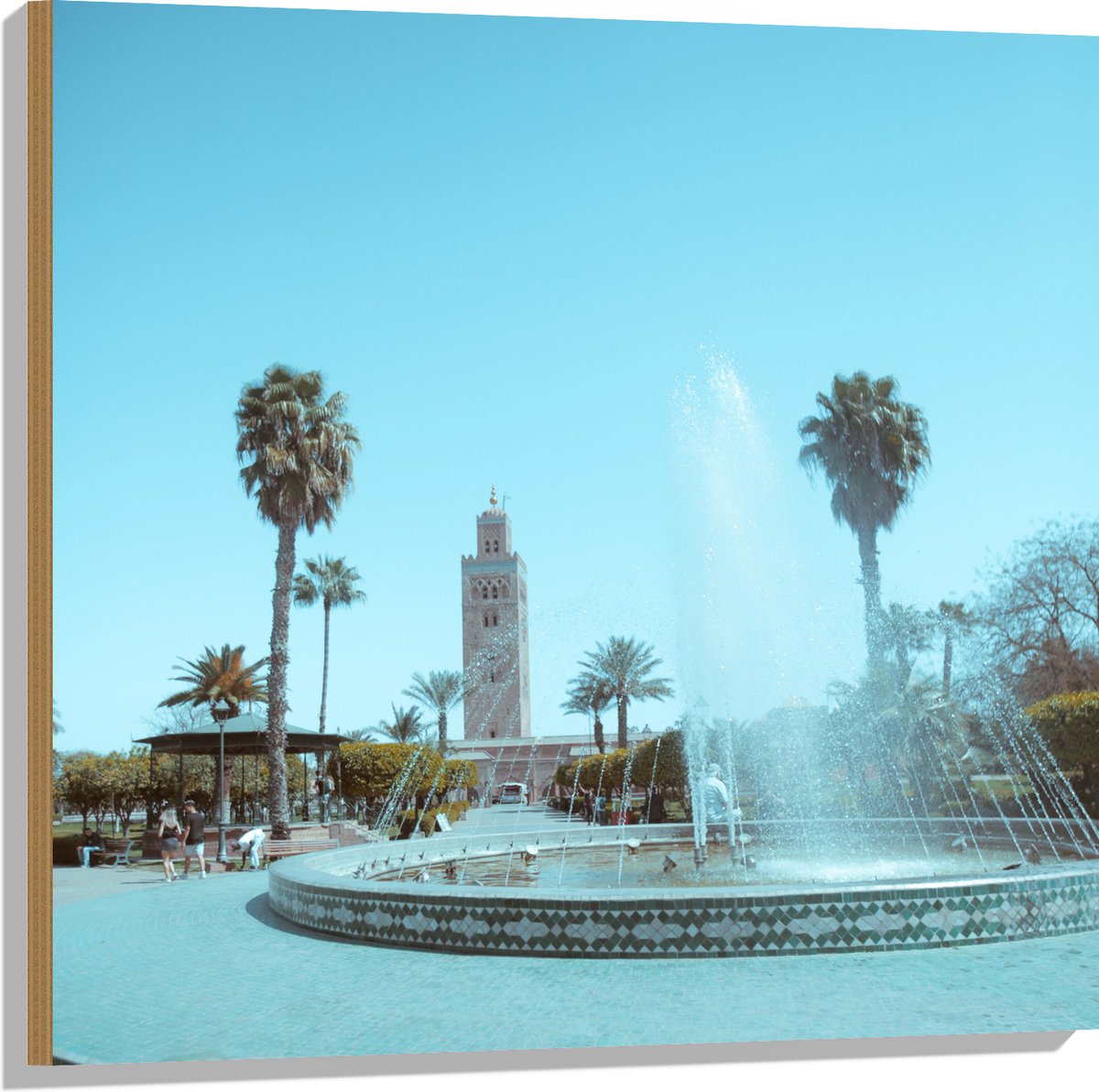 Hout - Gebouw - Fontein - Water - Bomen - Palmbomen - Mensen - 80x80 cm - 9 mm dik - Foto