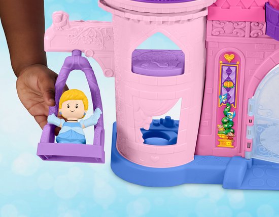 Kind met hand speelt met prinses Cinderella in een schommel bij een roze en paars Little People kasteel.