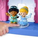 Kind duwt op een draaischijf met prinses Jasmine en prinses Cinderella in een roze en paars Little People kasteel.