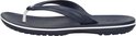 Donkerblauwe Crocs band flip-flop met witte streep op de zool.