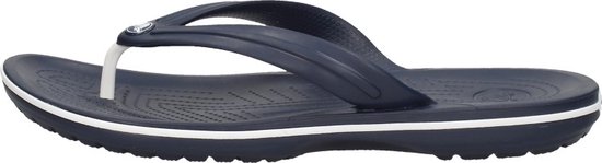 Donkerblauwe Crocs band flip-flop met witte streep op de zool.