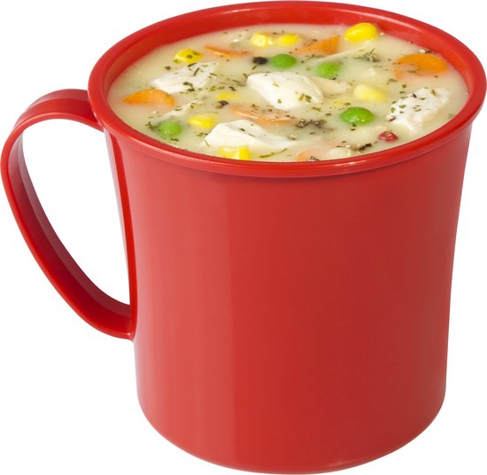 Tasse à soupe rouge Sistema remplie de soupe crémeuse au poulet et aux légumes.