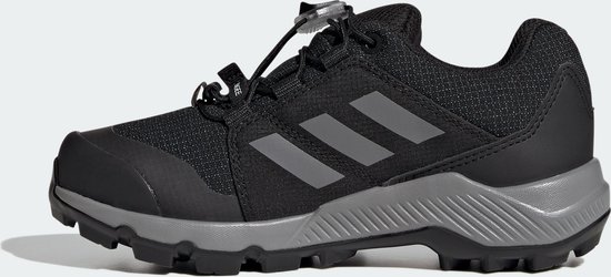 Zwarte wandelschoen met grijze zool en vetersluiting. Adidas logo op de zijkant.