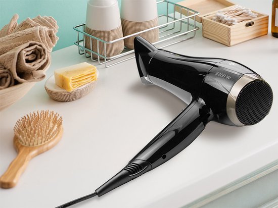 Zwarte Lafe haardroger, 2200W, op een badkamer aanrecht met handdoeken en zeep.