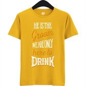 He Is The Groom | Vrijgezellenfeest Cadeau Man - Groom To Be Bachelor Party - Grappig Bruiloft En Bruidegom Bier Shirt - T-Shirt - Unisex - Geel - Maat 4XL