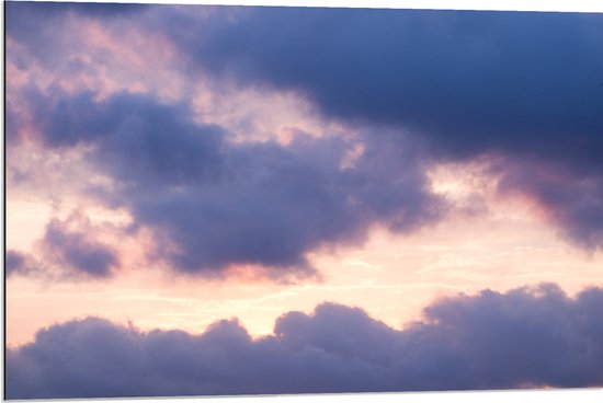 Dibond - Wolken met Roze Lucht - 90x60 cm Foto op Aluminium (Wanddecoratie van metaal)