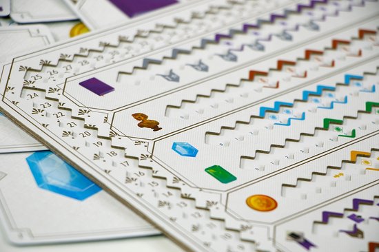 Bordspel met een scorebord met zigzaggende lijnen, getallen en edelsteen- en symbooltokens.