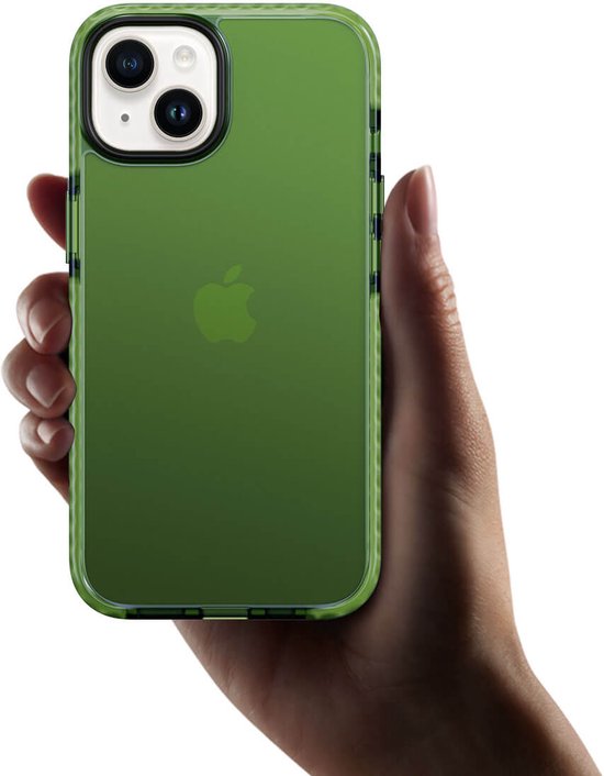 Hand met iPhone 13 in een groene, transparante hoes. Het Apple logo is zichtbaar.