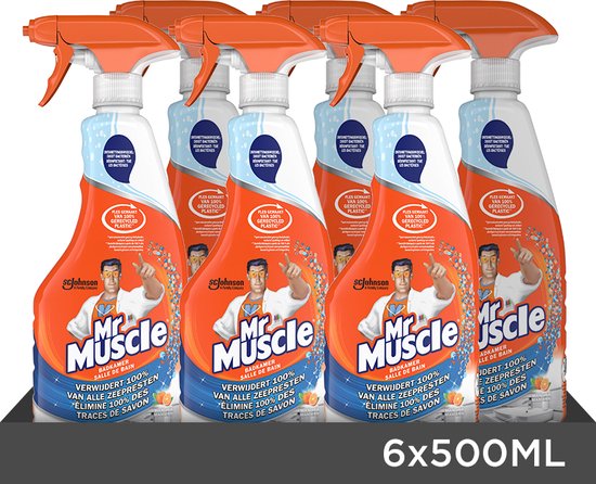 Zes flessen Mr Muscle badkamerreiniger op een zwarte standaard. Tekst: 6x500ML.