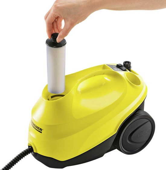 Gele Kärcher stoomreiniger met een hand die een ontkalkingsfilter plaatst.