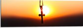 Dibond - Kerkelijk Kruis Hangend aan Ketting tegen Fel Zonlicht - 90x30 cm Foto op Aluminium (Wanddecoratie van metaal)