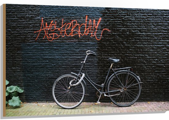 Hout - Fiets geparkeerd tegen Muur met Tekst ''Amsterdam'' - 120x80 cm - 9 mm dik - Foto op Hout (Met Ophangsysteem)