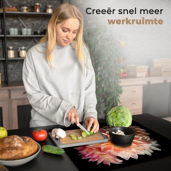 KitchenYeah® Inductie beschermer 59x52 cm - Dahlia - Bloemen - Roze - Zwart - Botanisch - Kookplaataccessoires - Afdekplaat voor kookplaat - Inductiebeschermer - Inductiemat - Inductieplaat mat