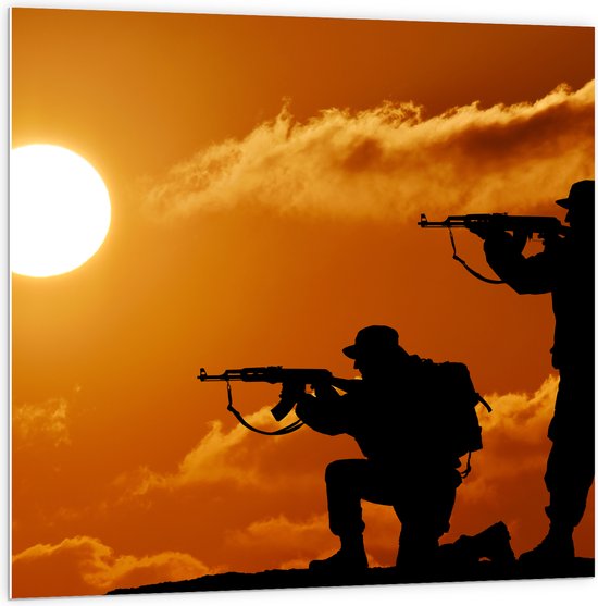 PVC Schuimplaat- Silhouet van Twee Soldaten op Berg bij de Felle Zon - 100x100 cm Foto op PVC Schuimplaat