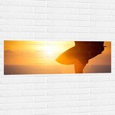 Muursticker - Silhouet van Persoon met Surfplank - 120x40 cm Foto op Muursticker