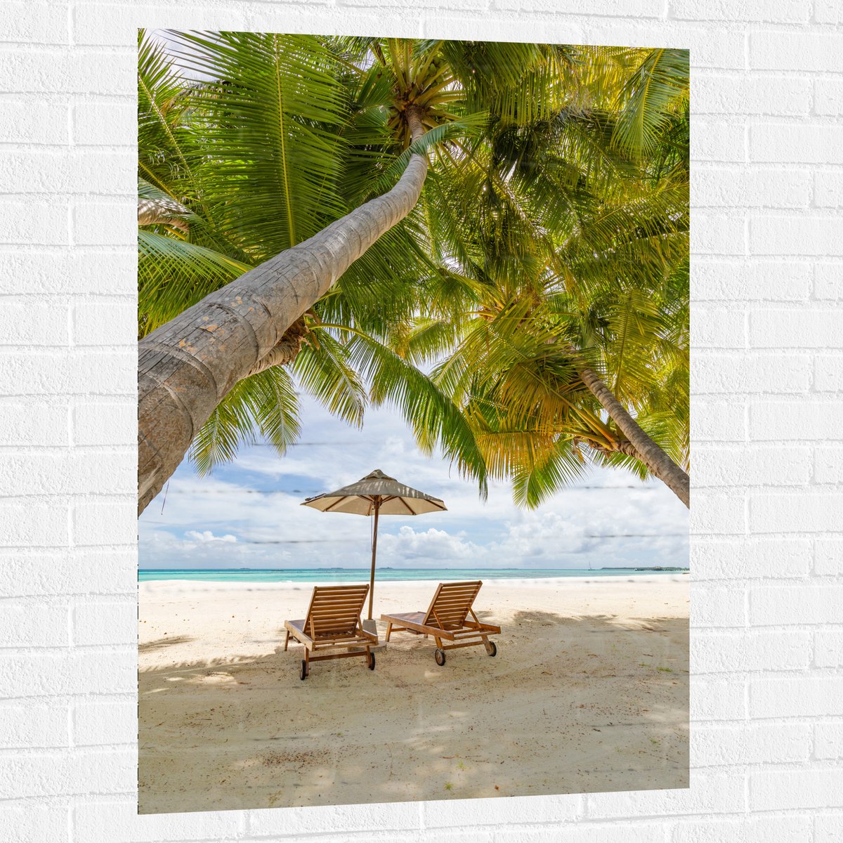 Muursticker - Schuingroeiende Palmboom boven Ligbedden en Parasol op het Strand - 80x120 c