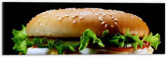 Dibond - Smakelijke Hamburger tegen Zwarte Achtergrond - 60x20 cm Foto op Aluminium (Met Ophangsysteem)