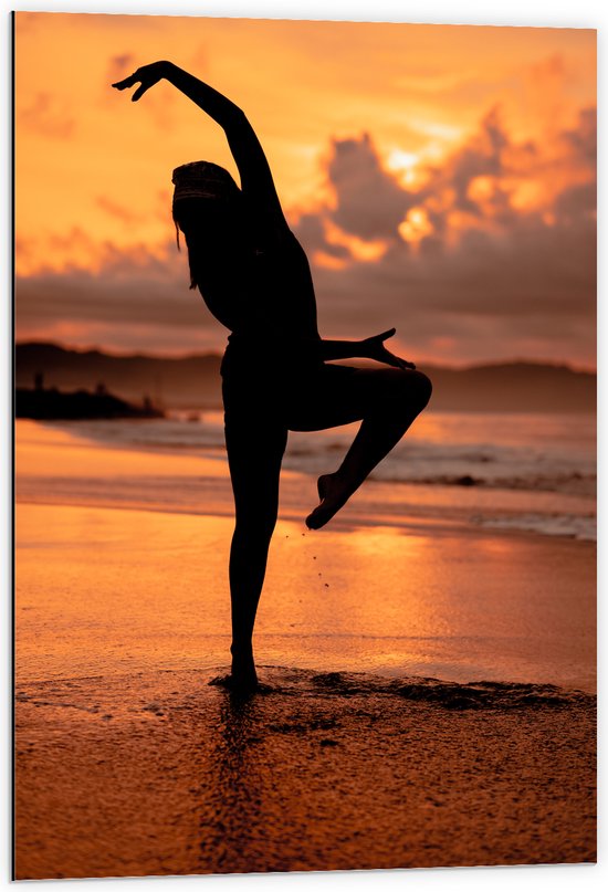 Dibond - Silhouet van Ballet Danseres op het Strand tijdens Zonsondergang - 60x90 cm Foto op Aluminium (Met Ophangsysteem)