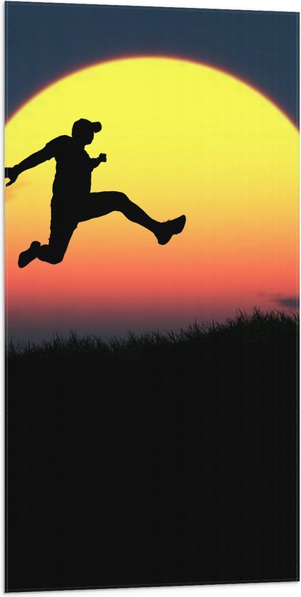 Vlag - Silhouet van Springende Man in Grasveld voor de Horizon - 50x100 cm Foto op Polyester Vlag