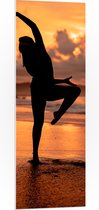 PVC Schuimplaat - Silhouet van Ballet Danseres op het Strand tijdens Zonsondergang - 40x120 cm Foto op PVC Schuimplaat (Met Ophangsysteem)
