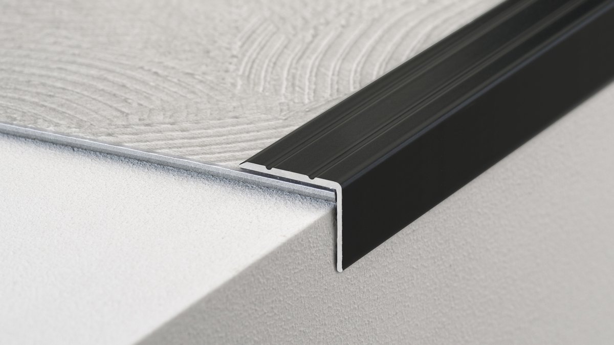 Zelfklevend trapprofiel - trapneus - kleur zwart RAL 9005 - 24,5 x 20 mm - 1,6 mm dikte - lengte 3 meter