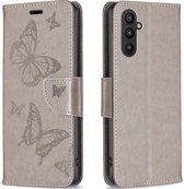 Mobigear Telefoonhoesje geschikt voor Samsung Galaxy A24 Hoesje | Mobigear Butterfly Bookcase Portemonnee | Pasjeshouder voor 3 Pasjes | Telefoonhoesje voor Pinpas / OV Kaart / Rijbewijs - Grijs