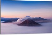 Dibond - Hoge Bergtoppen boven het Wolkendek - 105x70 cm Foto op Aluminium (Wanddecoratie van metaal)