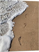 Acrylglas - Water - Strand - Zand - Voetstappen - 75x100 cm Foto op Acrylglas (Met Ophangsysteem)