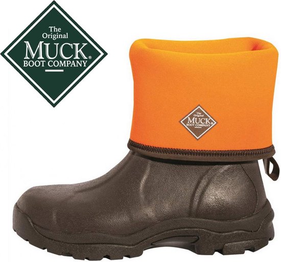 Bruine Muck Boot met oranje schacht en logo. Het 'The Original Muck Boot Company' logo staat op de schacht en in een ruit erboven.