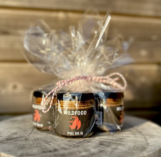 Drie potjes Wildfood varkenskruidenmix, ingepakt met plastic en rood-wit touw.