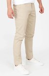 Rechterzijkant van een mannen chino in lichtbeige, gedragen met witte sneakers.