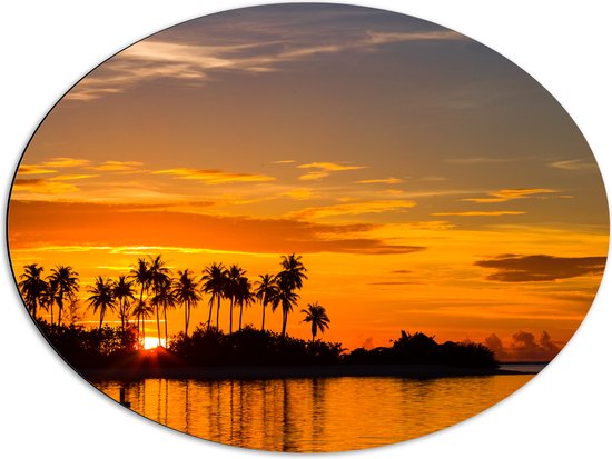 Dibond Ovaal - Silhouet van Palmbomen op Eiland tijdens Felkleurige Zonsondergang - 80x60 cm Foto op Ovaal (Met Ophangsysteem)