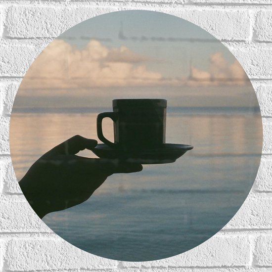 Muursticker Cirkel - Hand - Koffie - Kop - Bordje - Zee - Wolken - Water - 50x50 cm Foto op Muursticker